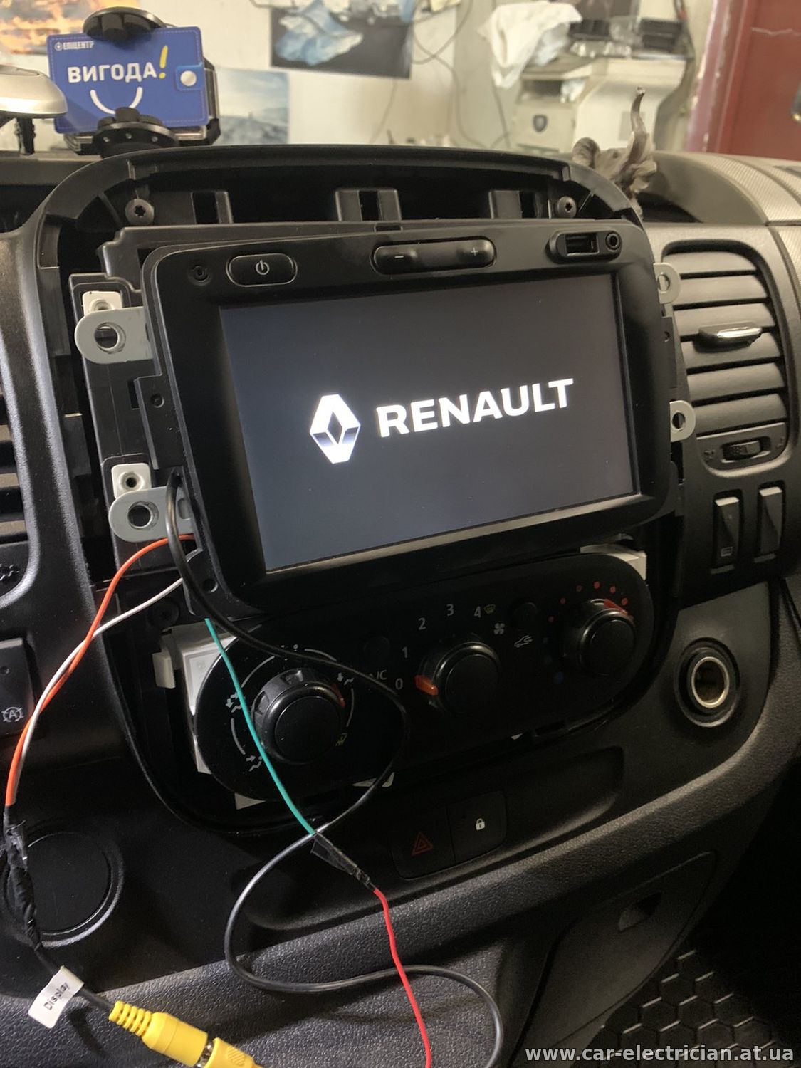 RENAULT TRAFIC 3 Подключение камеры заднего вида к Media-Nav LG